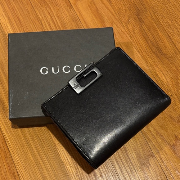Authentic GUCCI Black Leather Wallet with Metal Clasp